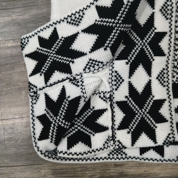 Black Rivet Cowl Neck ❄️ Poncho - Picture 11 of 12